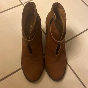 Women’s heeled chestnut leather ankle bootie